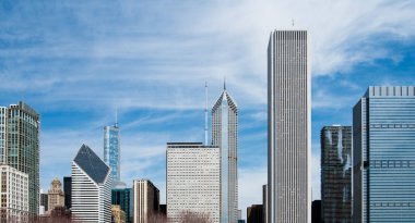 Chicago şehrinin panoramik manzarası modern ofis kuleleri, gökdelenler ve yüksek binalar