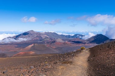 Kaygan kumlar Maui 'deki Haleakala Ulusal Parkı' ndaki volkanik kalderaya doğru yürüyüş yapıyor.