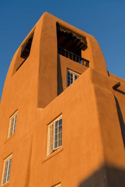 Santa Fe, New Mexico 'daki tarihi La Fonda Oteli' nin çan kulesinin dikey görüntüsü