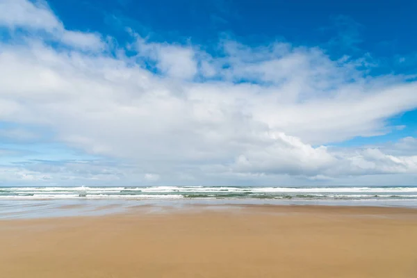 Piaszczysta Plaża Surf Poniżej Piękne Błękitne Niebo Dramatycznych Białych Chmur — Zdjęcie stockowe