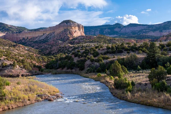 Rio Chama nehri New Mexico 'daki renkli çöl manzarası boyunca akar.