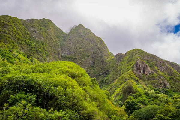 ハワイのマウイ島のイアオ渓谷の熱帯雨林の上の嵐の空の下の山の峰 — ストック写真