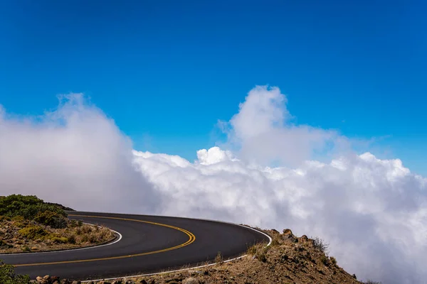 Zakřivená Dlážděná Horská Cesta Vysoko Nad Nadýchanými Bílými Mraky Národním — Stock fotografie