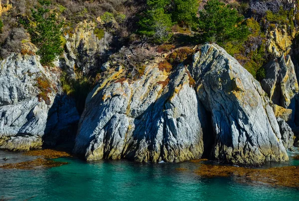 Wytrzymałe Granitowe Klify Nad Wodno Niebieską Wodą Point Lobos State — Zdjęcie stockowe