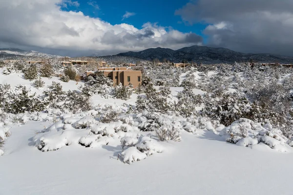 Santa Fe, New Mexico 'da karla kaplı bir kış manzarasında Adobe evleri