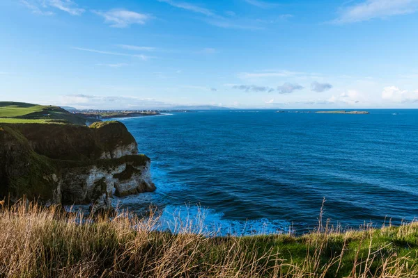 Magheracross Viewing Point 'ten Kuzey İrlanda Causeway Sahili' nin burunları ve uçurumlarının manzarası