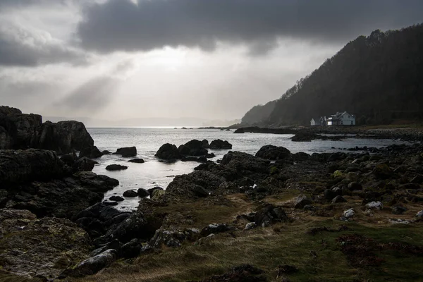 Zonlicht Breekt Door Dramatische Stormwolken Regen Langs Antrim Coast Van Stockfoto