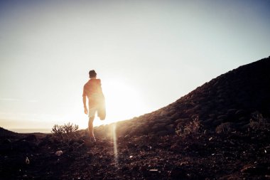 Günbatımında dağlarda gerinen genç - koşucu hayatı ve spor konsepti - açık hava yaşam tarzı 