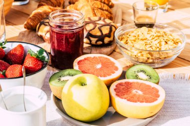 Taze meyve ve çilek ile Kahvaltı