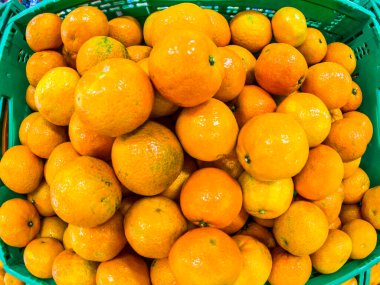 Evin sebze bahçesinde yetişen portakal grubunu kapatın. Diyet yapmak için süpermarketten meyve alın.   