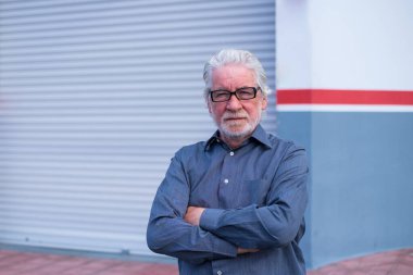 Yetişkin bir adamın portresi ve kamera arkasındayken dükkanı karantina altına alınmak üzere kapatılmış, profesyonel bir iş adamı. 