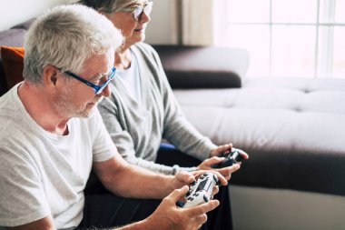 Kafkasyalı emekli yaşlılar evlerinde video oyunu oynuyorlar. Kanepede oturuyorlar. Olgun kadın ve erkek evli. İkisi sonsuza dek nişanlanıyor. 