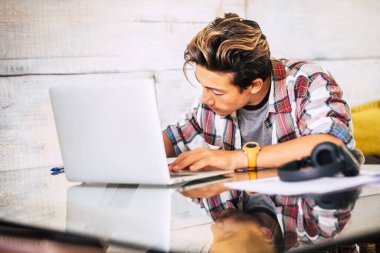 Genç kızın ev ödevini sessiz sedasız yapması. Kapalı mekandaki odak adam.  