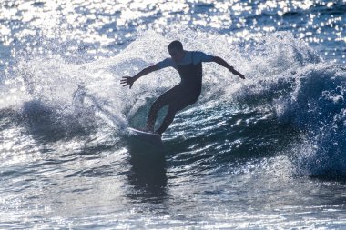 Bir adam yaz ya da kış tatillerinde dalgıç kıyafetiyle eğitim ve sörf yapıyor. Kanarya adasında güzel ve büyük bir dalga. 