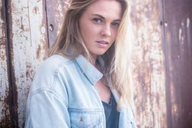 Kameraya bakan güzel bir kız. Arka planda kamyonetli bir portre. Güzel bir beyaz.  