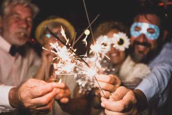 Grupo Cuatro Personas Disfrutando Noche Año Nuevo Celebrando Con Bengalas — Foto de Stock