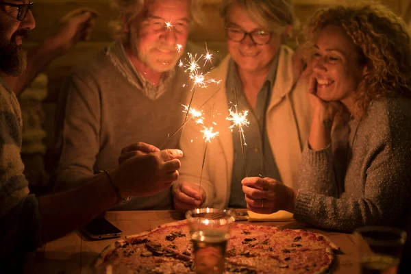 Nieuwjaarsavond Diner Met Pizza Sterretjes Groep Mensen Vier Volwassenen Thuis — Stockfoto
