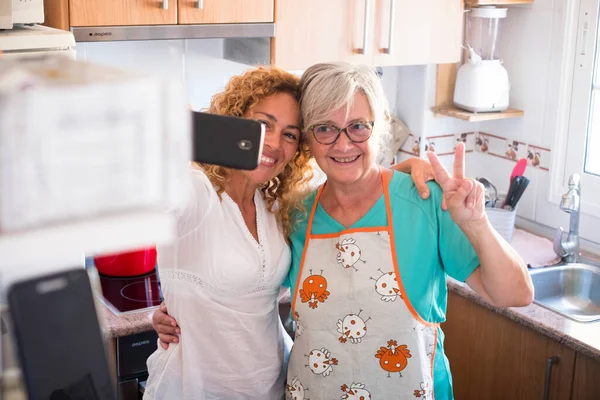 Hija Abuela Tomando Una Selfie Casa Cocina Mujer Hermosa Agradable —  Fotos de Stock