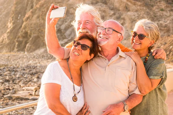 Grupo Personas Mayores Personas Maduras Tomando Una Selfie Juntos Playa — Foto de Stock