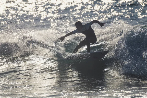 十代の若者たちはアメリカのテネリフェ島のビーチで波でサーフィン 白いウェットスーツと美しく完璧な波 — ストック写真