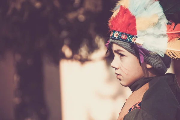 打扮成美洲印第安人的男孩露出一副鬼脸 — 图库照片