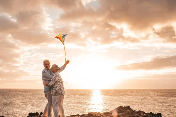 Paar Van Twee Gelukkige Leuke Senior Volwassen Mensen Genieten Spelen — Stockfoto