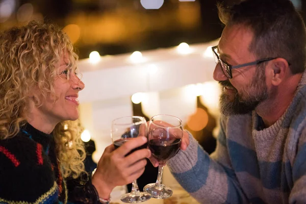 Romantik Iki Yetişkin Yıl Dönümlerini Birlikte Kutluyorlar Geceleri Bir Restoranda — Stok fotoğraf