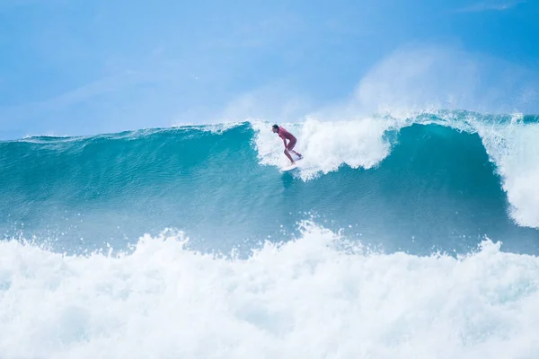 1人の男が海で大きく極端な青い波に乗っています 夏時間と休暇を楽しんで — ストック写真