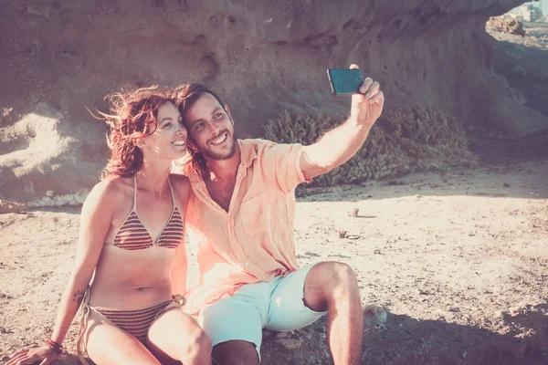 Beau Couple Adultes Prenant Selfie Ensemble Plage Assis Sur Les — Photo