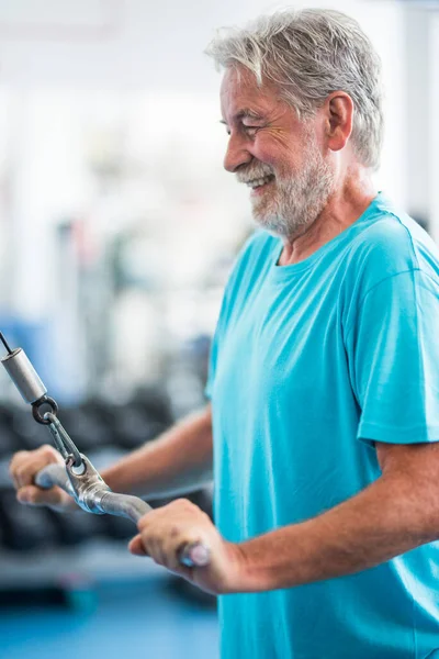 Een Volwassen Man Tilt Een Gewicht Met Een Machine Sportschool — Stockfoto