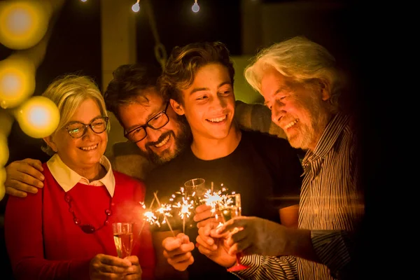 Groep Van Twee Senioren Een Volwassene Een Tiener Samen Plezier — Stockfoto