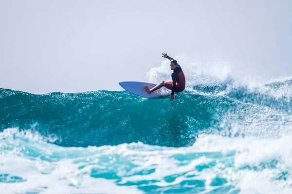 1人の男は夏や冬にウェットスーツを使って休暇中に訓練やサーフィンをしています カナリア島の美しく大きな波 — ストック写真