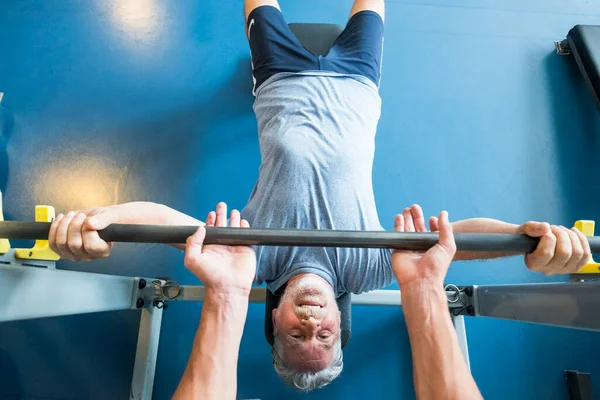 Olgun Bir Adam Spor Salonunda Uzanmış Vücudunu Formda Aktif Bir — Stok fotoğraf
