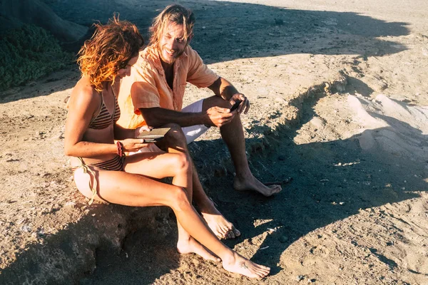 Pareja Adultos Playa Hablando Mirando Teléfono Mujer Sentada Las Rocas — Foto de Stock
