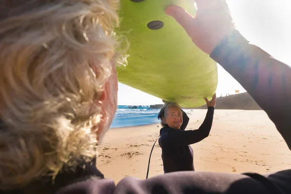 Pareja Seniors Listos Para Surfear Playa Sosteniendo Juntos Una Gran — Foto de Stock