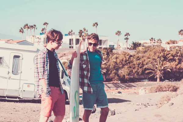 Pareja Adolescentes Mirando Mismo Teléfono Hablando Juntos Tabla Surf Interior —  Fotos de Stock