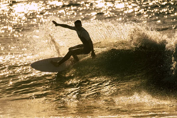 十代の若者たちはアメリカのテネリフェビーチで波に乗ってサーフィン 白と黒のウェットスーツと美しいと小さな波 — ストック写真