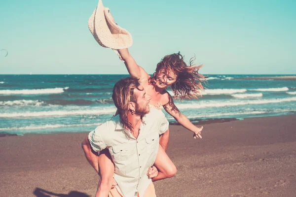 Gyönyörű Pár Felnőttek Szórakozás Együtt Strandon Homokon Férfi Sétál Feleségével — Stock Fotó