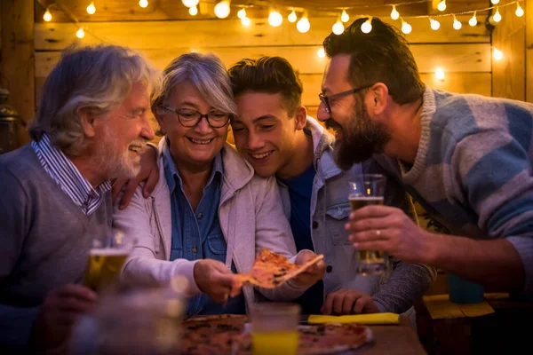 Grappig Moment Van Familie Bij Het Diner Pizza Eten Bier — Stockfoto