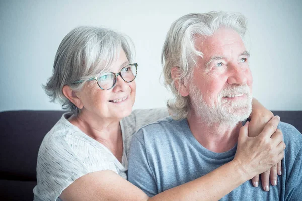 Dos Pensionistas Abrazaron Casa Sentaron Juntos Sofá Dos Ancianos Mirando —  Fotos de Stock