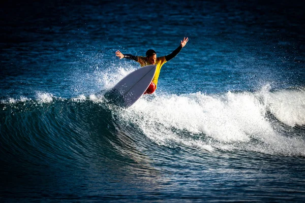 Niño Surfeando Solo Entrenando Duro Para Torneos Campeonatos Activo Fitness — Foto de Stock