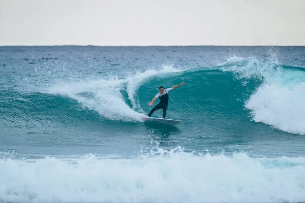 Hombre Entrenando Surfeando Vacaciones Verano Invierno Usando Traje Neopreno Ola — Foto de Stock