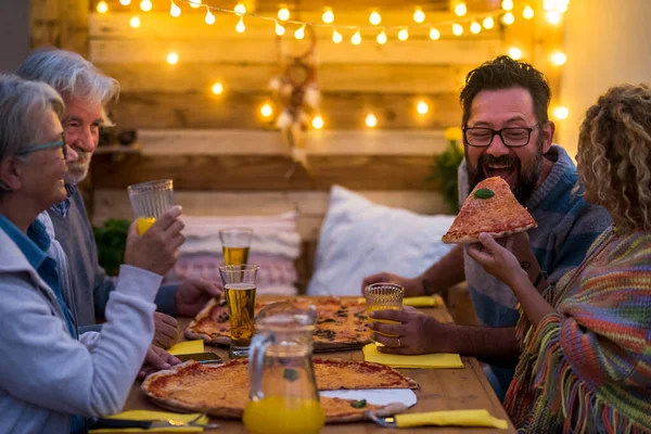Groep Volwassenen Samen Houten Tafel Eten Twee Grote Pizza Kerstavond — Stockfoto