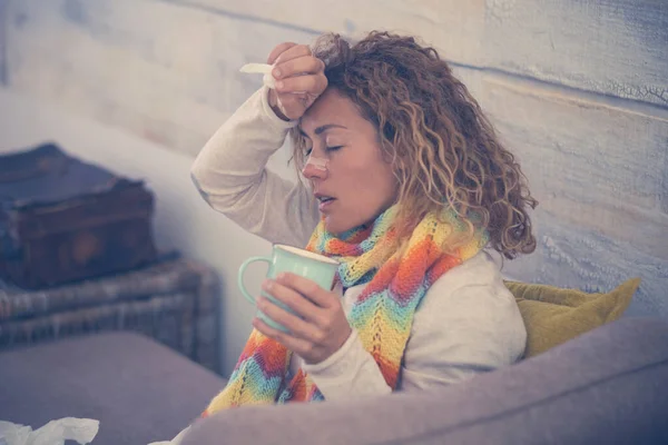 Γυναίκα Που Αισθάνεται Κρύο Κατάψυξη Χαρτοπετσέτα Ένα Χέρι Τυλιγμένο Κουβέρτα — Φωτογραφία Αρχείου