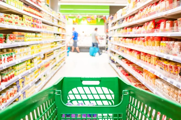 Kapatın ve boş bir süpermarketten ürün ve yiyecek alan bir arabayı ilk kişi ya da pov görünümü - insanlar marketten yiyecek satın alıyor 