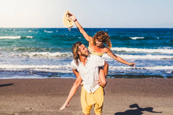 Casal Belos Adultos Envolvem Casam Juntos Praia Mulher Nos Ombros — Fotografia de Stock
