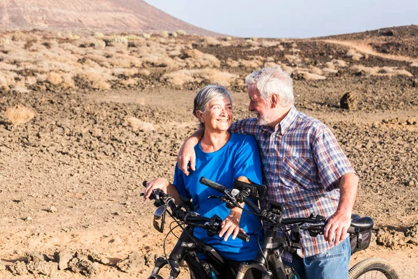 Pareja Dos Seniors Juntos Las Montañas Montar Con Sus Bicicletas —  Fotos de Stock