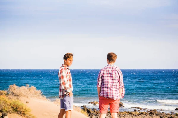 Dos Adolescentes Playa Mirando Mar Hablando Juntos Adultos Frente Mar — Foto de Stock