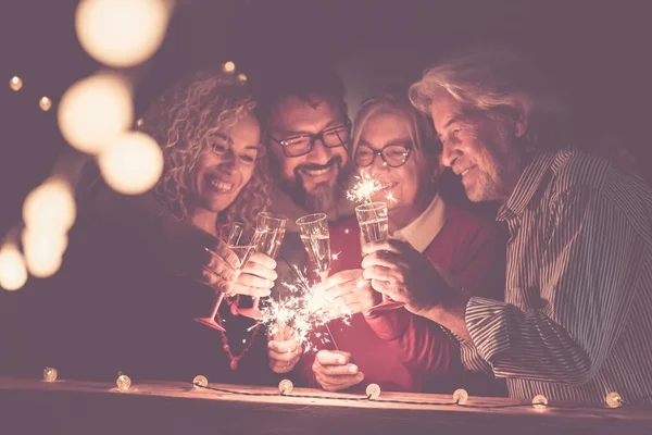 Bir Grup Aile Yeni Yılı Şampanya Maytap Işık Eşliğinde Kutluyor — Stok fotoğraf