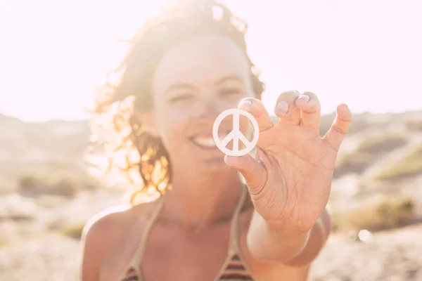 Bella Donna Che Mostra Simbolo Della Pace Spiaggia Sola Isolata — Foto Stock